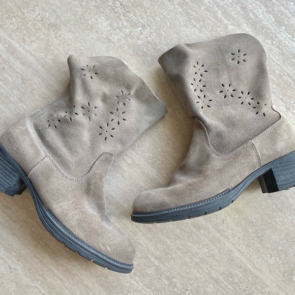 CLOSET CLOSING Martino Suede Floral Cut Out High Quality Boots - Picture 4 of 13